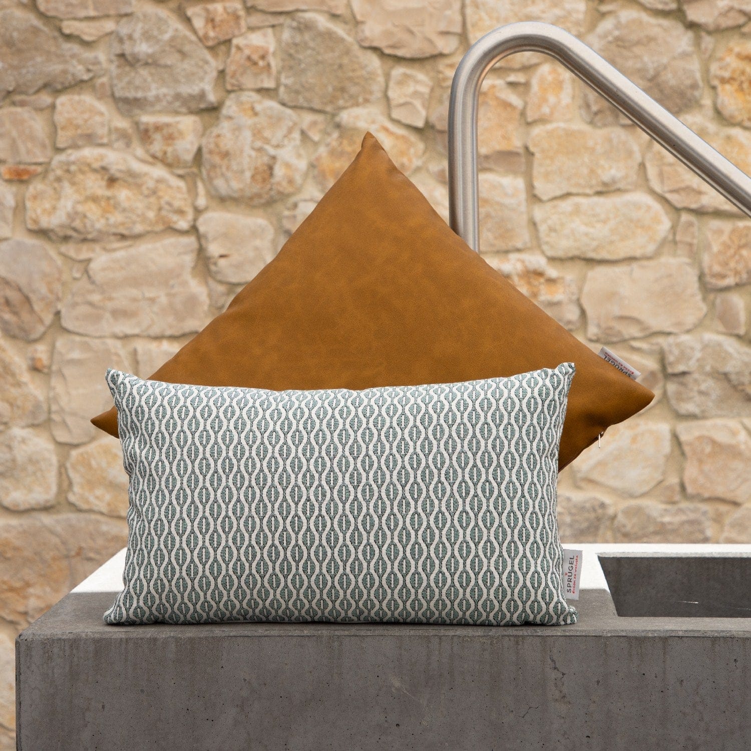 Warum zwei gleiche Kissen pure Design-Faulheit sind und deinen Look ruinieren