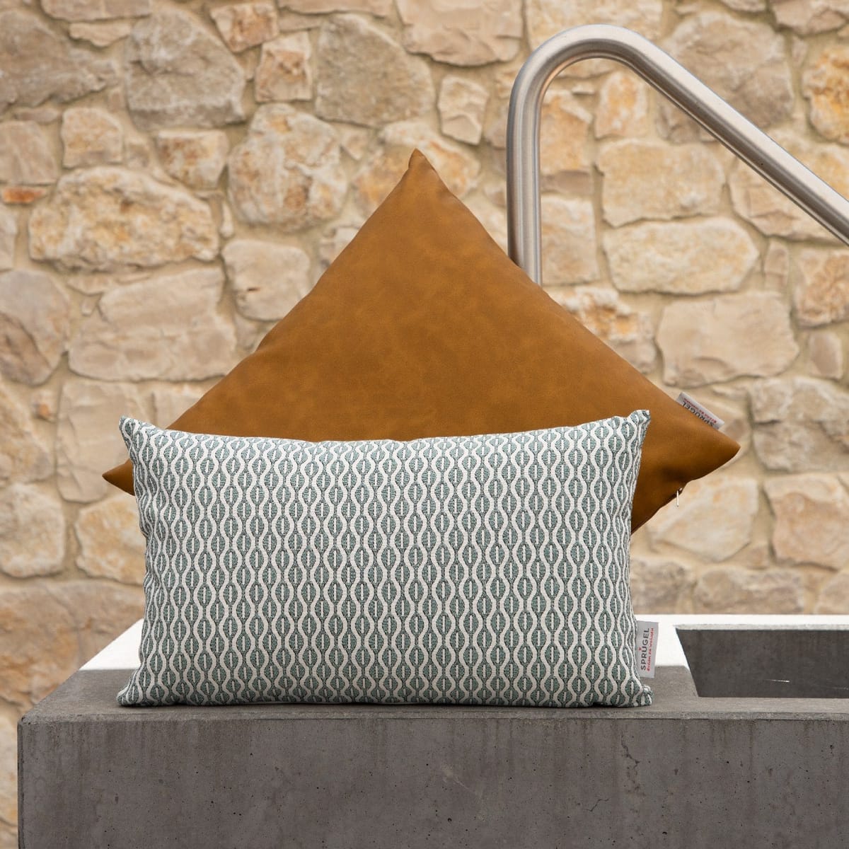 Warum zwei gleiche Kissen pure Design-Faulheit sind und deinen Look ruinieren